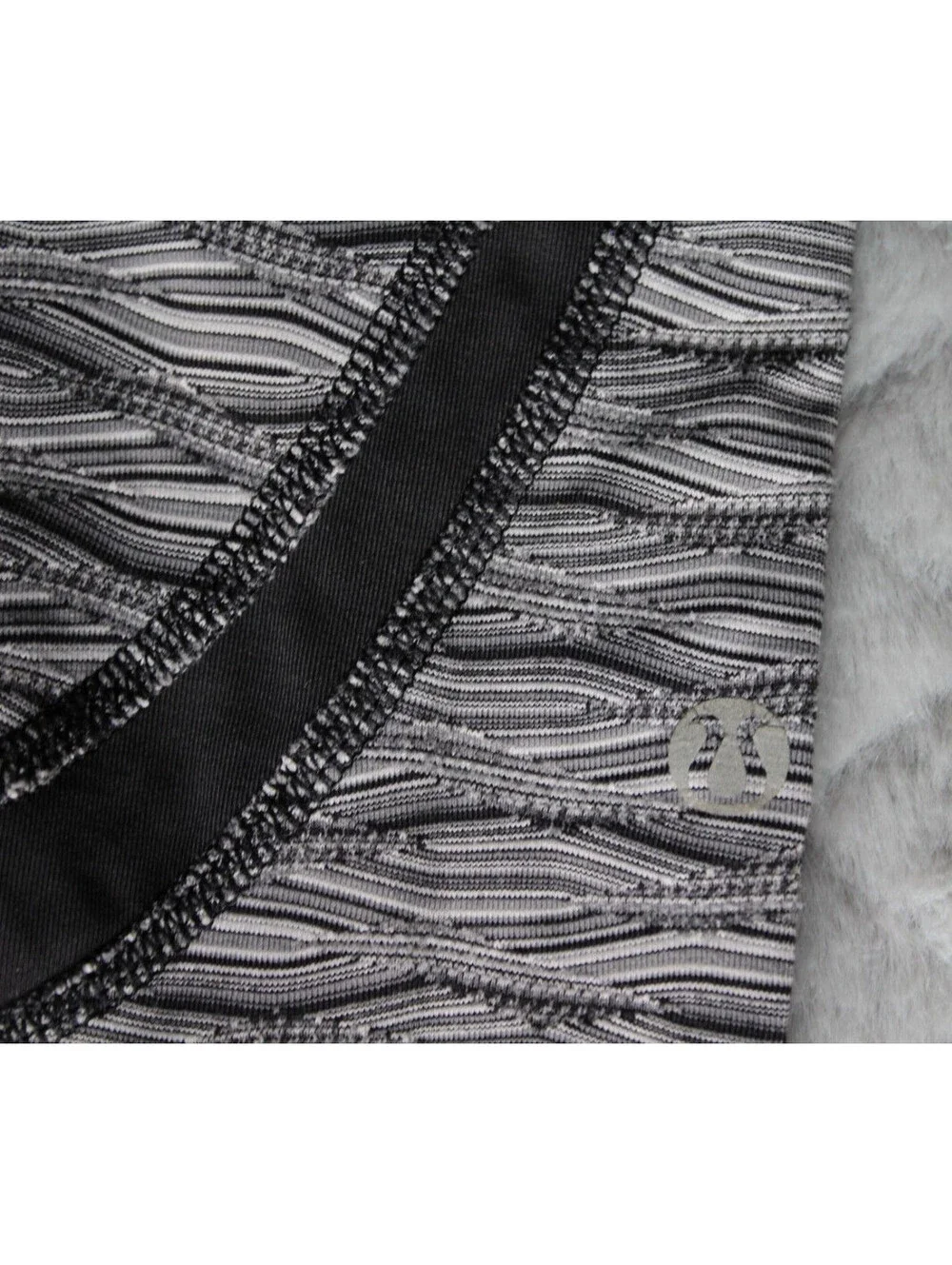 Lululemon  Black/Silver Textured Wave Run: Inspire Crop II All Luxtreme ~4~